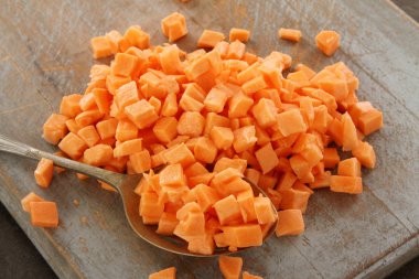 taze turuncu havuç hazırlanıyor