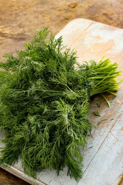 taze dereotu grup kesme tahtası üzerinde 