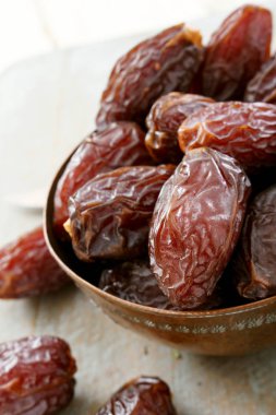 hazırlanan tarihler masada kurutuldu