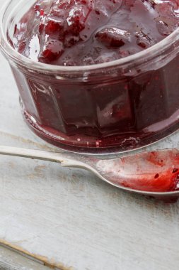 lezzetli kırmızı kuş üzümü sos