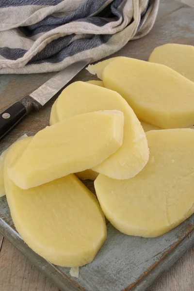 Приготовление Свежей Сырой Картошки — стоковое фото