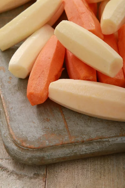 Приготовление Свежей Апельсиновой Моркови — стоковое фото