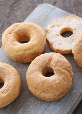 kesme tahtası üzerinde gluten ücretsiz simit