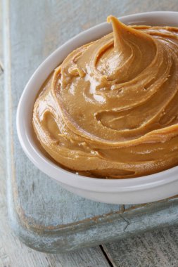 Taze fıstık ezmesi yaymak