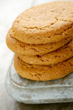 zencefil ek bisküvi masada