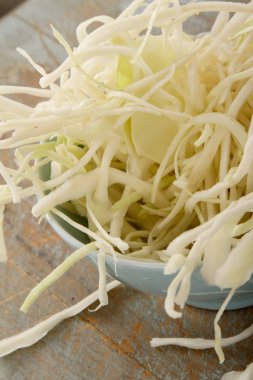 kabın içinde ince dilimlenmiş lahana