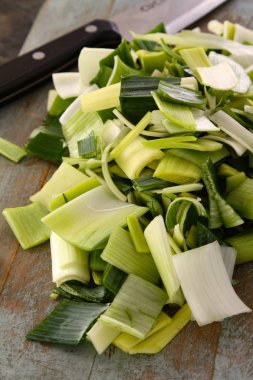 kesme tahtası üzerinde doğranmış pırasa
