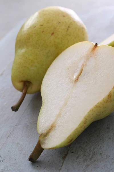 Preparing Fresh Pear Fruit — Stock Photo, Image