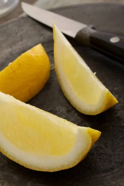 Свежие Нарезанные Лимонные Клинья — стоковое фото
