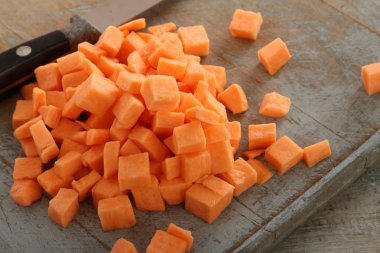 taze turuncu havuç hazırlanıyor