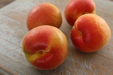 taze olgun şeftali hazırlanıyor