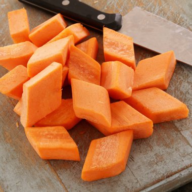 taze turuncu havuç hazırlanıyor