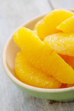 taze olgun turuncu meyve hazırlanıyor