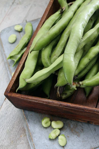 Frische Saubohnen Auf Dem Tisch — Stockfoto