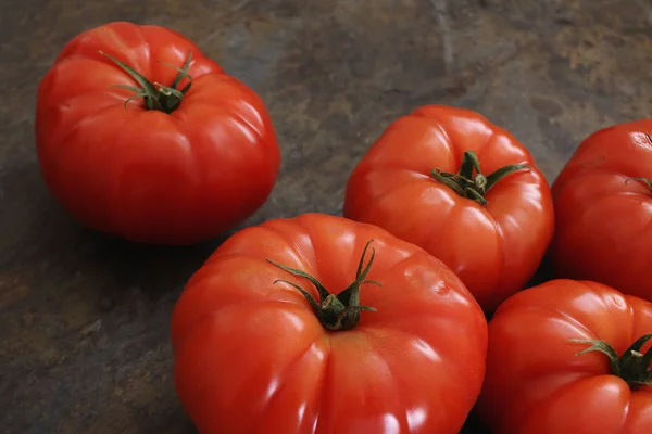 准备新鲜成熟的西红柿 — 图库照片