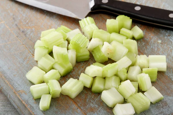 Haciendo Batallas Celery Sobre Mesa —  Fotos de Stock