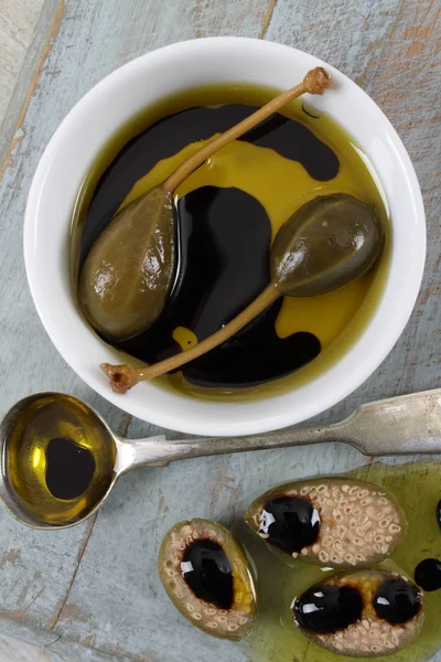 Bacche Cappero Con Olio Oliva Balsamico Immagine Stock