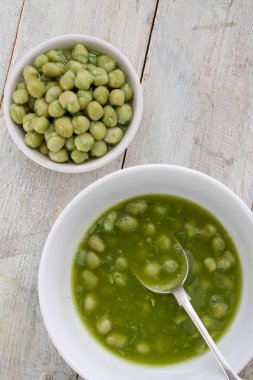 masanın üzerine hazırlanmış iri bezelye bezelye