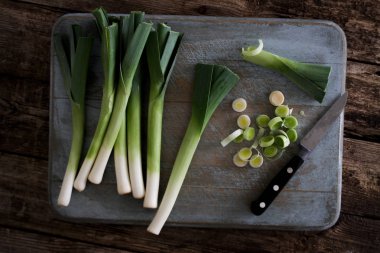 masanın üzerine taze pırasa hazırlanıyor