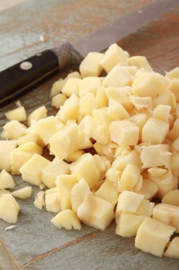 masanın üzerine taze Yaban havucu hazırlanıyor