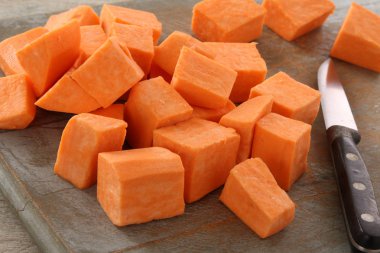 sağlıklı taze havuç hazırlanıyor