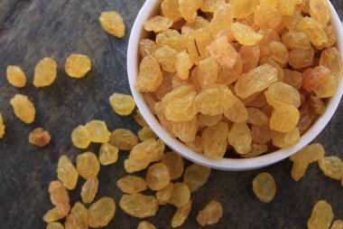 tabak içinde kuru çekirdeksiz kuru üzüm