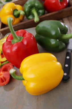 taze çiğ biber hazırlanıyor