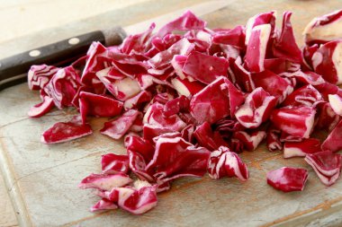 taze kırmızı lahana hazırlanıyor