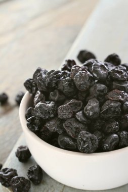 masanın üzerine taze yaban mersini hazırlanıyor