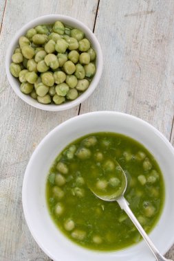 masanın üzerine hazırlanmış iri bezelye bezelye