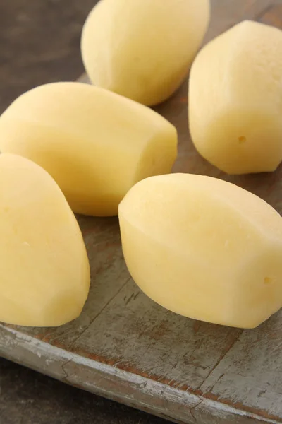 Приготовление Свежего Картофеля — стоковое фото