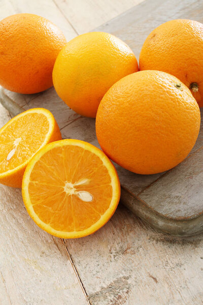 приготовление свежих апельсинов на столе
