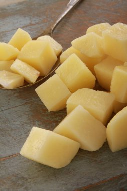 masanın üzerine taze patates hazırlama