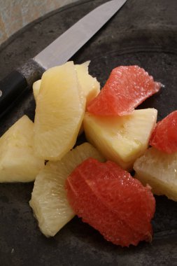 masanın üzerine taze greyfurt hazırlanıyor