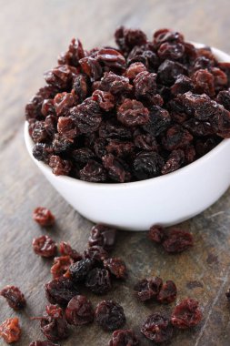 tabak içinde kuru kuru üzüm