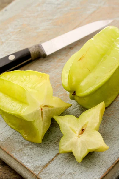 Preparare Starfruit Fresche Sul Tavolo — Foto Stock