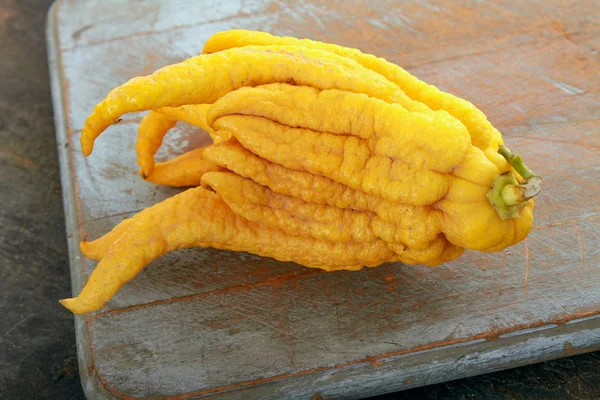 Buddha Telah Tangan Jeruk Buah — Stok Foto