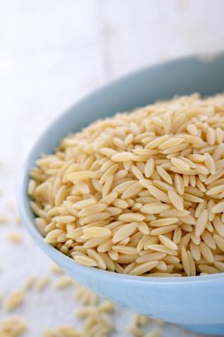 taze çiğ risoni makarna yemek