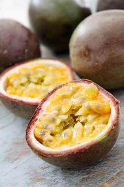 Olgun tutku meyve hazırlanıyor