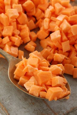 taze doğranmış havuç hazırlanıyor