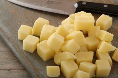 masanın üzerine taze patates hazırlama