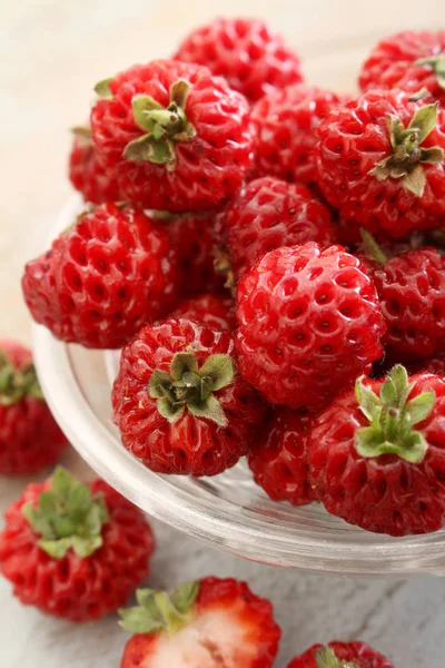 Υβριδικό Strasberry Φρούτα Στο Πιάτο — Φωτογραφία Αρχείου
