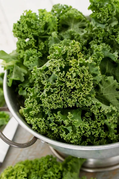 Preparing Fresh Kale Leaves — Stock Photo, Image