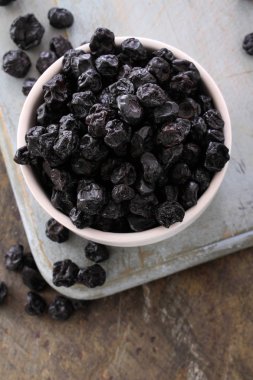 masanın üzerine taze yaban mersini hazırlanıyor