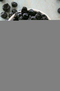 tabak içinde kurutulmuş kuş üzümü