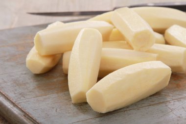 masanın üzerine taze Yaban havucu hazırlanıyor