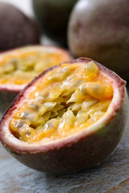 taze tutku meyve hazırlanıyor