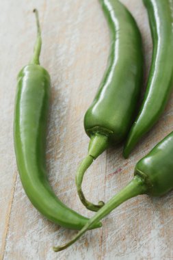 masanın üzerine taze yeşil biber