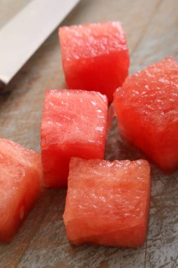 masanın üzerine taze kavun hazırlanıyor 