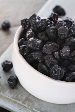 masanın üzerine taze yaban mersini hazırlanıyor